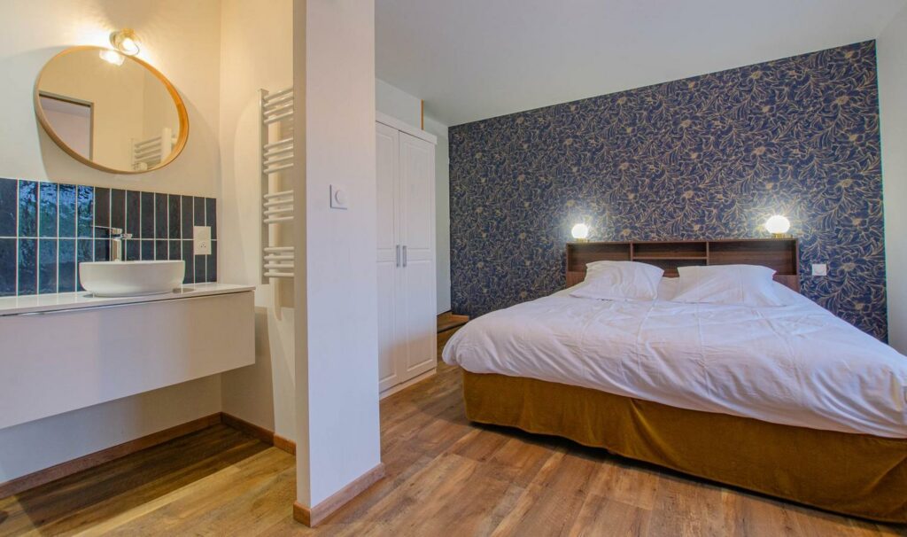 chambre bleu du rez de chaussée avec sa salle de bain privative