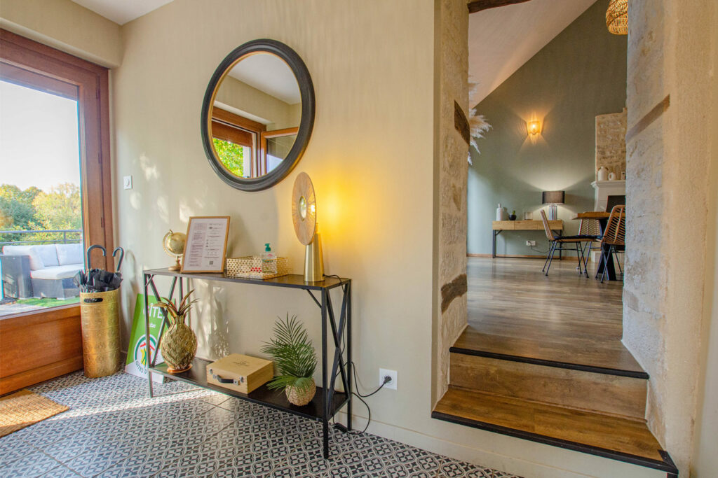 Entrée soignée et chaleureuse du gîte haut de gamme dans l’Aube – Villa Les Rives Champenoises