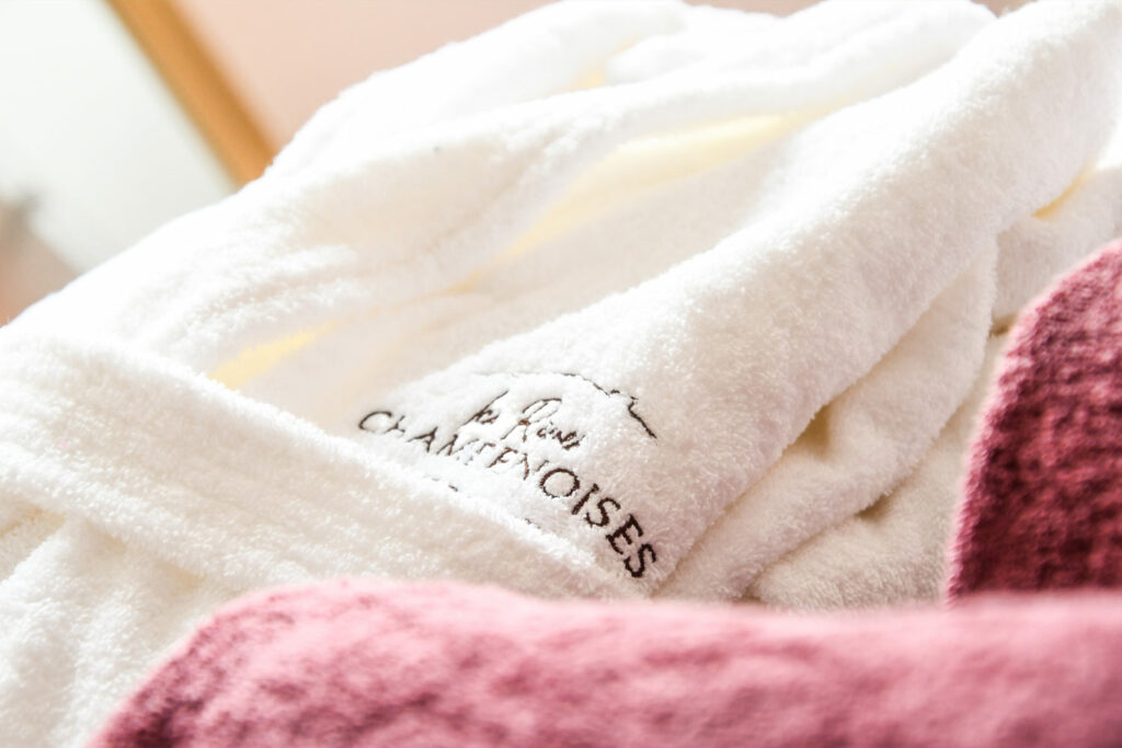Peignoir de qualité offert dans les prestations du gîte avec spa en Champagne – Les Rives Champenoises
