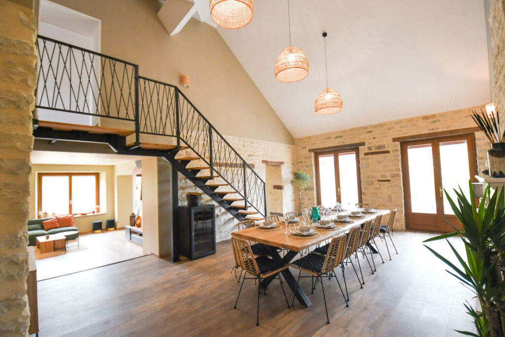 Salle à manger spacieuse du gîte haut de gamme dans l’Aube – Villa Les Rives Champenoises en Champagne